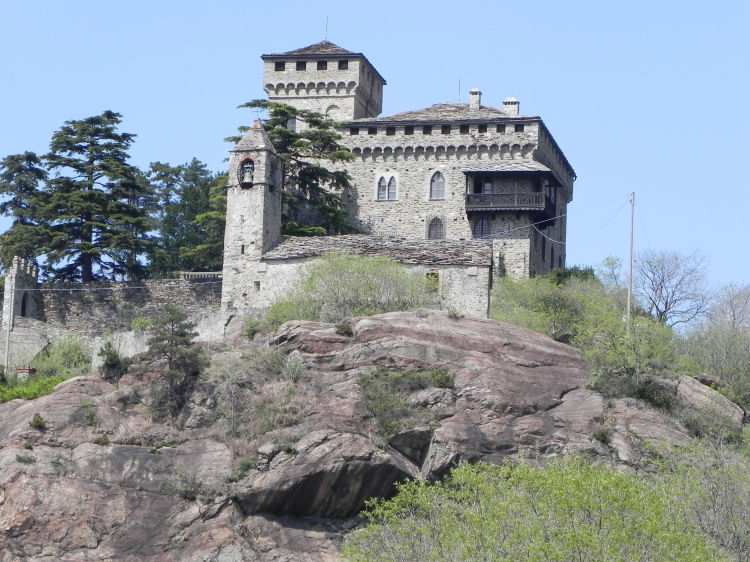 Castello di Montestrutto e Chiesa di San Giacomo (Canavese - Piemonte) (134882 bytes)